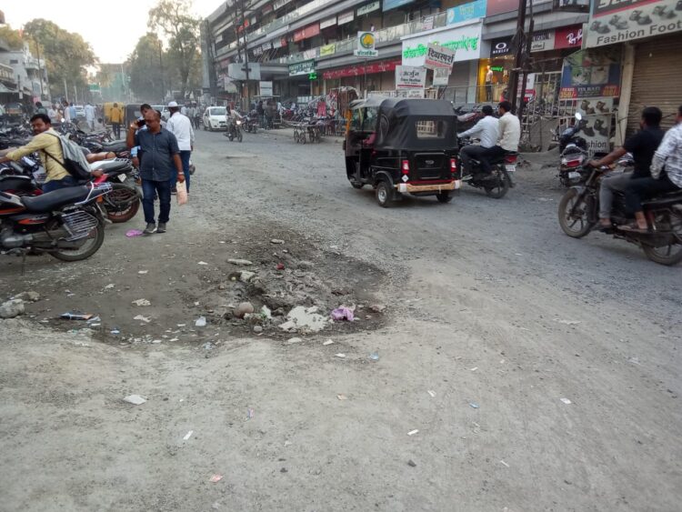 रेल्वेस्थानक ते जिल्हाधिकारी कार्यालय रस्त्याची प्रचंड दुरावस्था, पादचारी नागरिकांसह वाहनचालक त्रस्त 1 image editor output image 470813755 1734071261200