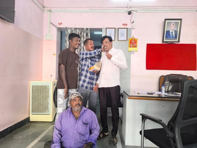 दिव्यांगांनी उपकाराची जान ठेवत घडविले माणुसकीचे दर्शन,प्रदिर्घ आजारातून बरे झालेले उद्योजक सचिन कासलीवाल यांना पेढा भरवून केला आनंदोत्सव 1 image editor output image275197179 1733576873690