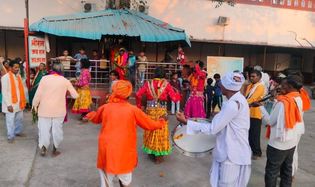 अग्याराम देवकर यांचा महाकाली शक्ती महोत्सव संपन्न…..👉🏻महाकालीच्या भव्य शोभयात्रेत शेकडो पोतराजां सह देवकरांची उपस्थिती… 2 img 20241207 wa00887637367473102023600