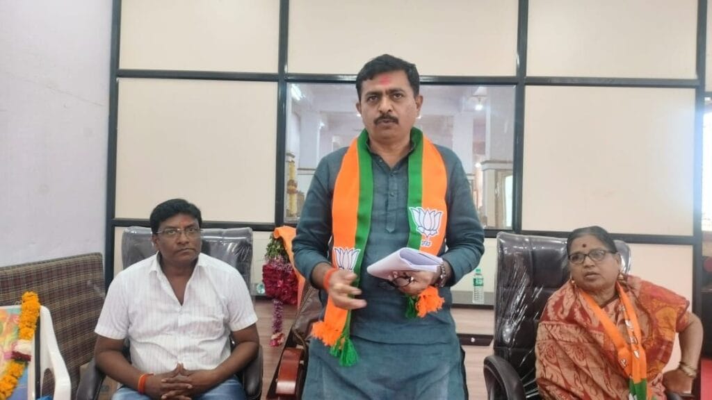 भाजपाचे नवीन सदस्य नोंदणी अभियान अधिक व्यापक करा :- जिल्हाध्यक्ष किशोर देशमुख…👉हिमायतनगर शहरात भाजपा सदस्य नोंदणीला जिल्हाध्यक्ष किशोर देशमुख यांच्या उपस्थितीत सुरुवात… 2 img 20241230 wa00444863722743321029165