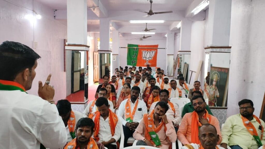 भाजपाचे नवीन सदस्य नोंदणी अभियान अधिक व्यापक करा :- जिल्हाध्यक्ष किशोर देशमुख…👉हिमायतनगर शहरात भाजपा सदस्य नोंदणीला जिल्हाध्यक्ष किशोर देशमुख यांच्या उपस्थितीत सुरुवात… 3 img 20241230 wa00593193444165426923809