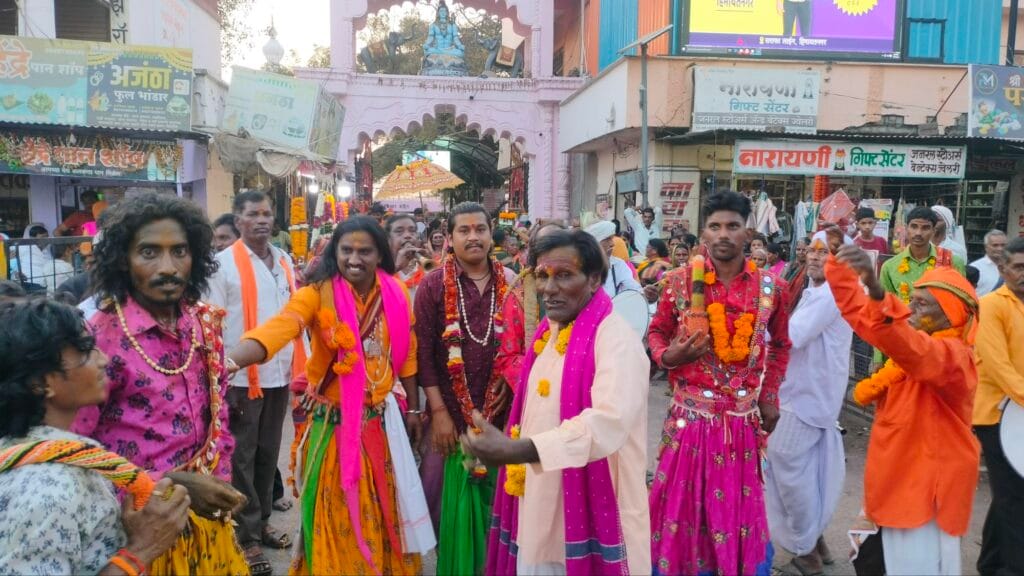 अग्याराम देवकर यांचा महाकाली शक्ती महोत्सव संपन्न…..👉🏻महाकालीच्या भव्य शोभयात्रेत शेकडो पोतराजां सह देवकरांची उपस्थिती… 3 img202412071715535947147378404241958