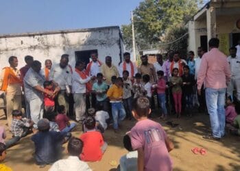 स्व. बाळासाहेब ठाकरे यांची पोटा बु. येथे जयंती साजरी…👉🏻जयंतीच्या औचित्य शिवसैनिक संतोष पुलेवार यांच्या कडून शालेय विद्यार्थ्यांना खाऊ वाटप… 4 IMG 20250123 WA0056