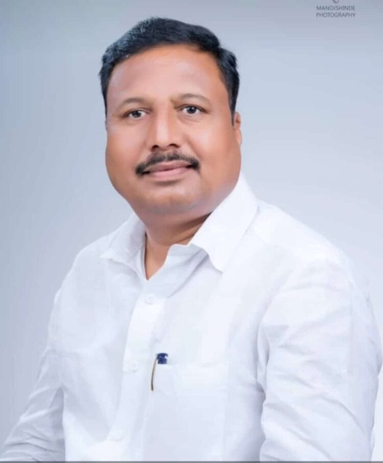 उद्या होणाऱ्या आमदार बाबुराव कदम यांच्या जनता दरबाराची अधिकारी व कर्मचाऱ्यांनी घेतली धसकी..👉🏻रविवारी अनेक कार्यालय सुरू ठेवून कागदपत्राची जुळवा जुळव सुरू….. 1 अंगणवाडी संदर्भात आ. कोहळीकर यांची पत्रकार परिषद ….