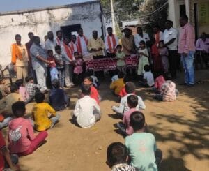 स्व. बाळासाहेब ठाकरे यांची पोटा बु. येथे जयंती साजरी…👉🏻जयंतीच्या औचित्य शिवसैनिक संतोष पुलेवार यांच्या कडून शालेय विद्यार्थ्यांना खाऊ वाटप… 2 img 20250123 wa00578928376321543427197