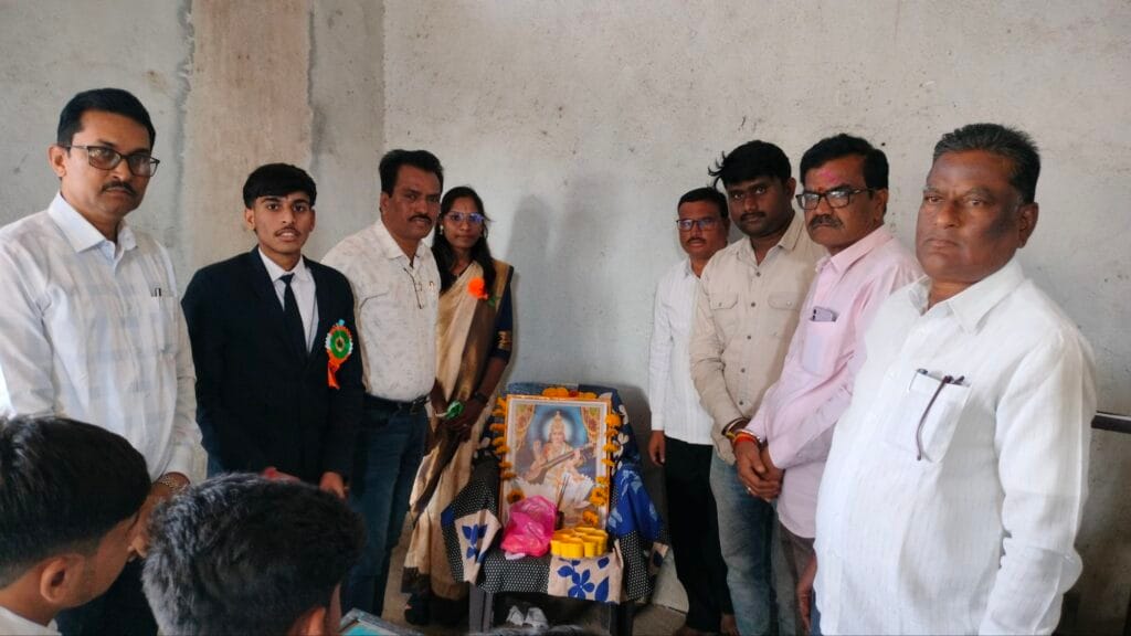 यशस्वी जीवनाची पायाभरणी ही शालेय जीवनातूनच होते :- प्रा. कमलाकर दिक्कतवार..👉🏻राजा भगीरथ शाळेत स्वयंशासन दिन साजरा..👉🏻प्राचार्य म्हणून राजपुरोहित परमेश्वर तर उपप्राचार्य म्हणून विद्यार्थिनी कु. चिंतलवार मॅडम हिने पाहिले एक दिवसीय कामकाज… 2 img202501231106323343685321424740549