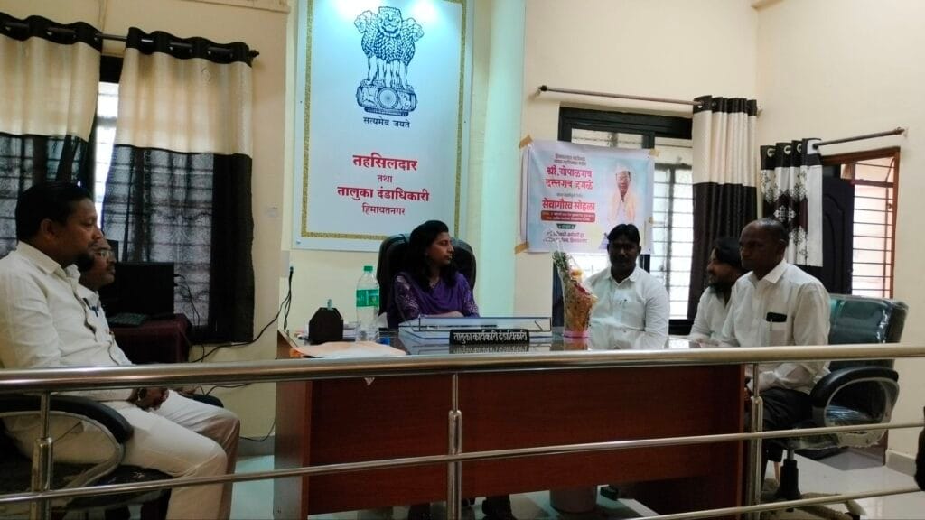 हिमायतनगर नगरपंचायतीच्या मुख्याधिकारी पदाचा पदभार तहसीलदार पल्लवी टेमकर यांनी स्वीकारला…👉🏻मुख्याधिकारी टेमकर यांचे उपनगराध्यक्ष मोहम्मद जावेद यांच्याकडून स्वागत…. 2 img202501311551357979484761848766858
