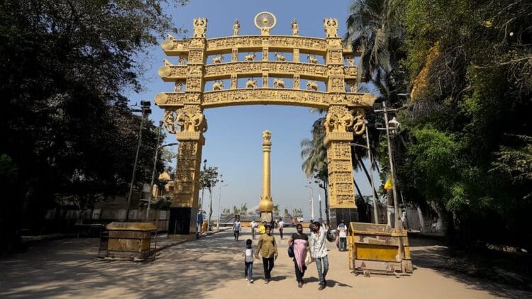 आंबेडकर जयंती निमित्ताने दादरमधील अनेक मार्गांवर प्रवेश बंद; चैत्यभूमीवर होणाऱ्या गर्दीचे नियोजन करण्यासाठी वाहतुकीत बदल 1 आंबेडकर जयंती निमित्ताने दादरमधील अनेक मार्गांवर प्रवेश बंद; चैत्यभूमीवर होणाऱ्या गर्दीचे नियोजन करण्यासाठी वाहतुकीत बदल