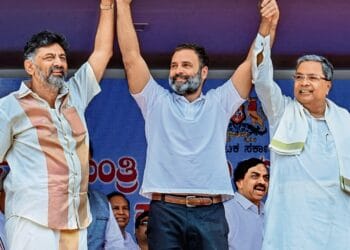 काँग्रेस हायकमांडचं डी.के.शिवकुमार यांना अभय, राहुल गांधींनी कर्नाटकचा तिढा सोडवला 8 काँग्रेस हायकमांडचं डी.के.शिवकुमार यांना अभय, राहुल गांधींनी कर्नाटकचा तिढा सोडवला