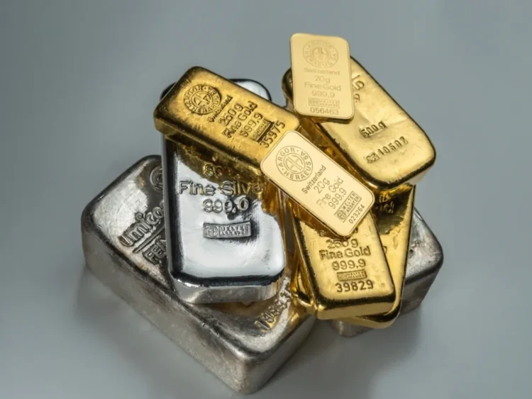 Gold-Silver Price: सोनं-चांदीचे दर ३ हजारांनी घसरले 1 Gold-Silver Price: सोनं-चांदीचे दर ३ हजारांनी घसरले
