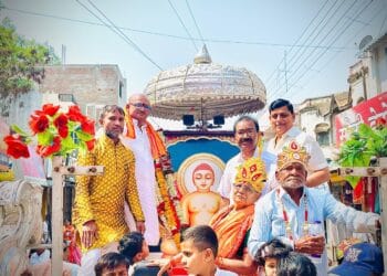 राजकिशोर मोदी यांच्याकडून जगाला अहिंसेच्या मार्गावर नेणाऱ्या भगवान श्री महावीर यांच्या प्रतिमेचे पुजन व जैन बांधवास शुभेच्छा 10 image editor output image374455392 1744285107906