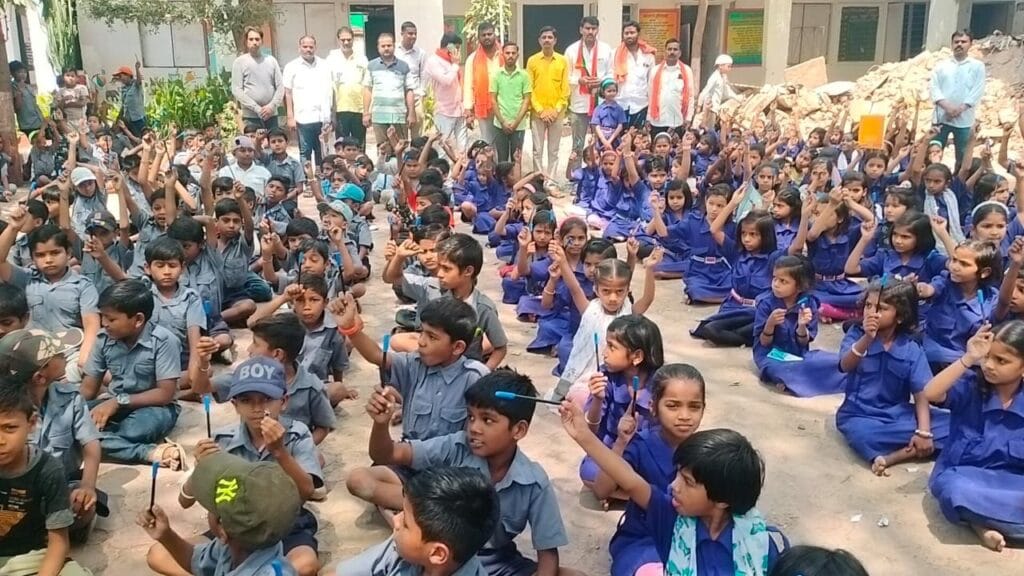 भाजपा संघटनमंत्री संजयजी कोडगे यांचा वाढदिवस हिमायतनगरात विविध सामाजिक उपक्रमाने साजरा..👉🏻शाळेतील विद्यार्थ्यांना वही पेन व एकल पालकांचे पालकत्व स्वीकारून भाजपा पदाधिकाऱ्यांनी ग्रामीण रुग्णालयातील रुग्णांना केले फळ वाटप.. 3 img 20250422 wa004016815453621293753984