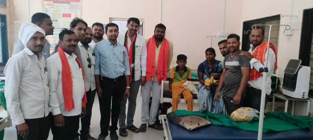 भाजपा संघटनमंत्री संजयजी कोडगे यांचा वाढदिवस हिमायतनगरात विविध सामाजिक उपक्रमाने साजरा..👉🏻शाळेतील विद्यार्थ्यांना वही पेन व एकल पालकांचे पालकत्व स्वीकारून भाजपा पदाधिकाऱ्यांनी ग्रामीण रुग्णालयातील रुग्णांना केले फळ वाटप.. 4 img 20250422 wa004218378282671580932398