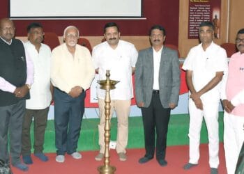 ‘स्वारातीम’ विद्यापीठातील उद्योजक परिसंवाद-२०२५ कार्यक्रमास भरघोस प्रतिसाद 3 image editor output image1429292577 1747373801418