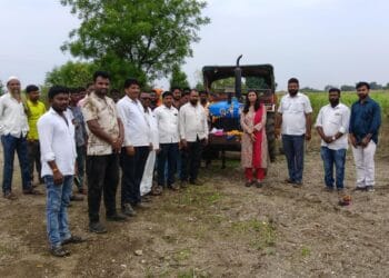 हिमायतनगर तालुक्यातील पात्र घरकुल लाभार्थ्यांना तहसीलदार टेमकर यांच्यामार्फत पाच ब्रास रेती वाटप मोहिमेचे पत्र देऊन शुभारंभ 4 image editor output image479996314 1748342864981