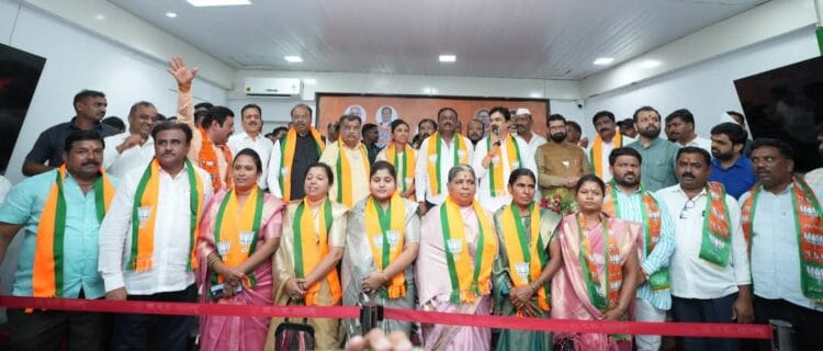 राम शिंदेंचा रोहित पवारांना धक्का! त्या बंडखोर नगरसेवकांचा भाजपात प्रवेश 1 image editor output image606308470 1748412204036