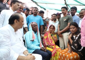 शहीद सचिन वनंजे यांच्या कुटुंबियांची उपमुख्यमंत्री अजित पवार यांनी घेतली सांत्वनपर भेट 5 image editor output image841137284 1746971219656