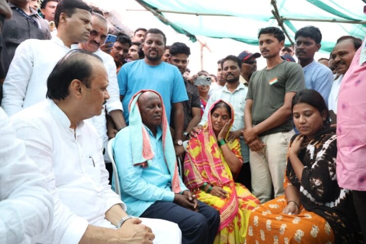 शहीद सचिन वनंजे यांच्या कुटुंबियांची उपमुख्यमंत्री अजित पवार यांनी घेतली सांत्वनपर भेट 1 image editor output image841137284 1746971219656