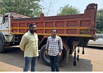 सीसीटीव्हीच्या नजर कैदेतून पकडलेला अवैध रेतीचा टिप्पर रात्रीतून गायब.... 1 img 20250523 1154557363221670400037118