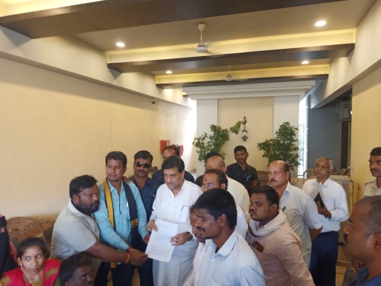 हजारो दिव्यांगांनी भीक मागत आमदार खासदार निधीसाठी खासदार अशोकराव चव्हाण यांच्या घरावर काढला मोर्चा 1 image editor output image 18030372 1749996806020