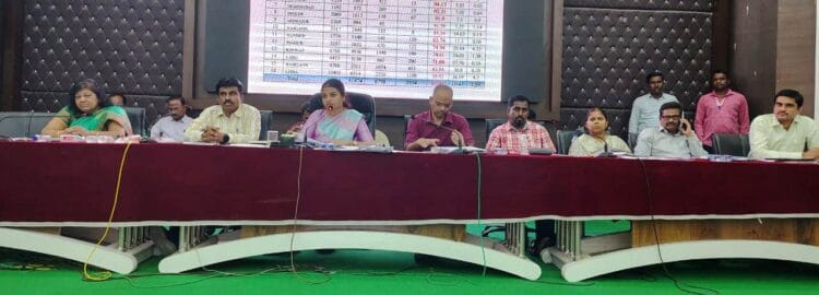 अधिका-यांनी समन्वयाने कामे करावीत -सीईओ मेघना कावली यांचे निर्देशगट विकास अधिकारी, विभाग प्रमुखांसह समन्वय सभेत विविध योजनांचा आढावा 1 image editor output image 531590685 1749647552424