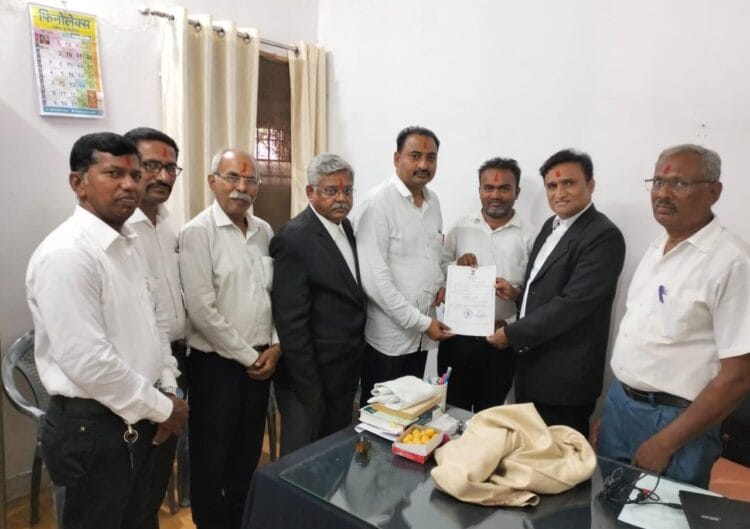 धर्माबाद अधिवक्ता संघ न्यायालयास अधिकृत नोंदणी प्रमाणपत्र प्रदान 1 image editor output image 949768807 1753326219582