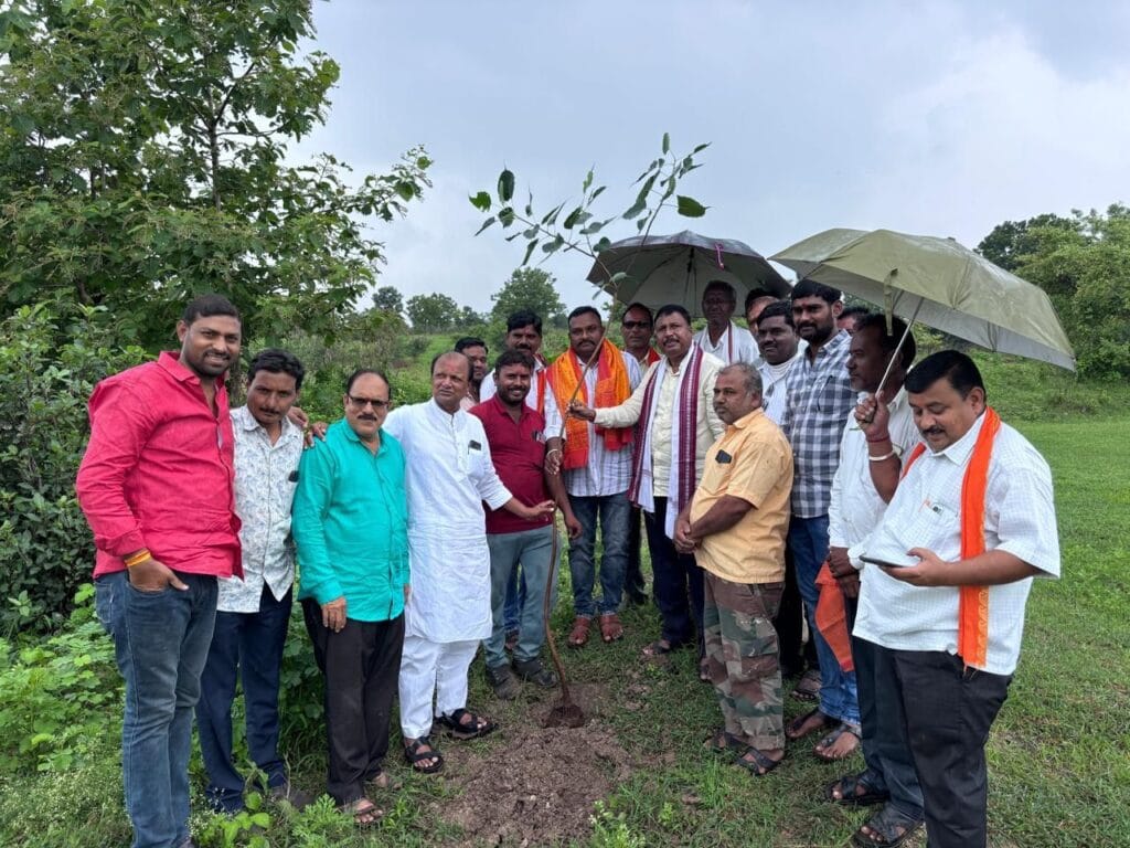 आषाढी एकादशी निमित्त व सामाजिक कार्यकर्ते निवृत्ती वानखेडे यांच्या वाढदिवसानिमित्त 101 वृक्षाची लावगण… 1 img 20250708 wa01607004067101087912888