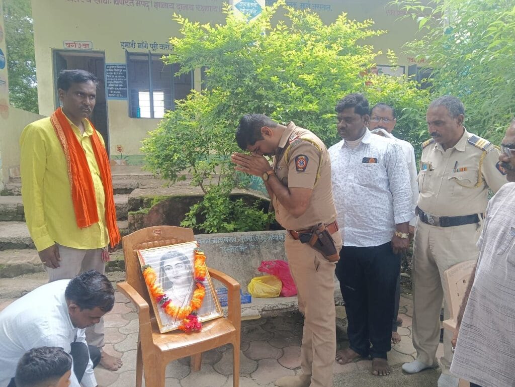 मौजे कवाना येथे मनाठा पोलीस स्टेशन चे पोलीस निरीक्षक विलास चवळी यांनी साधला ग्रामवासि व विध्यार्थ्याशी साधला संवाद… 1 10012262596290318146580903628