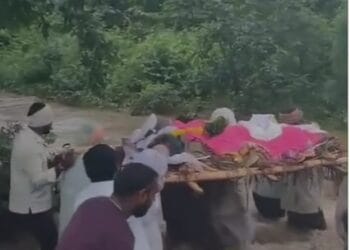 अंत्यविधीसाठी मृतदेह नदीच्या पाण्यातून वाहून नेण्याची वेळ; नांदेडच्या मुखेड तालुक्यातील तारदडवाडीतील धक्कादायक घटना 8 IMG 20250818 WA0015