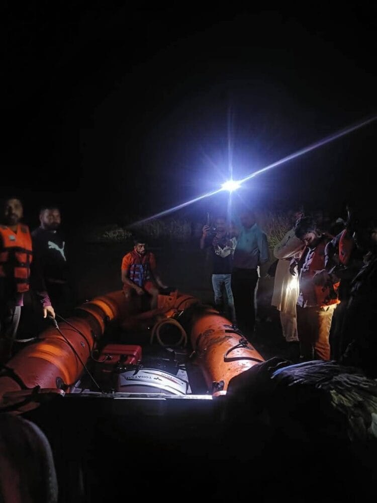 लातूर जिल्ह्यात आपत्ती व्यवस्थापन पथक आणि स्थानिक नागरिकांकडून दहा जणांची सुखरूप सुटका; भारतीय सैन्याचे पथक लवकरच दाखल होणार 1 image editor output image 1831668563 1756400675450