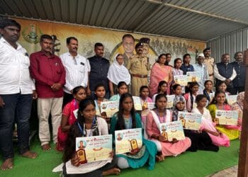 शहीद सुधाकर शिंदे यांचे स्वप्न विद्यार्थ्यांनी साकार करावे : असिस्टंट कमांडंट प्रविण नारंजे 6 image editor output image 1943029157 1755688240379