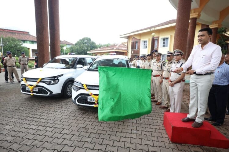 सार्वजनिक सुरक्षेला बळकटी!! गोवा पोलिसांच्या ताफ्यात ५ नवीन पीसीआर व्हॅन्स; मुख्यमंत्री डॉ. प्रमोद सावंत यांच्या हस्ते लोकार्पण 1 image editor output image 478502698 1754547989969