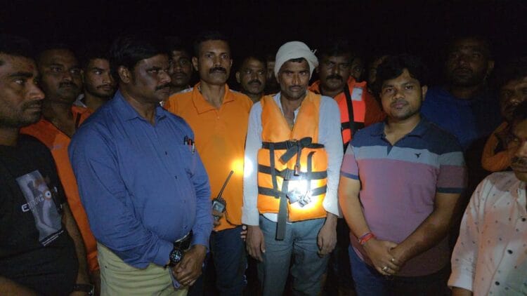 बेटमोगरा शिवार मध्ये अडकलेल्या व्यक्तीला रात्री 11 वाजता काढलेसुखरूप बाहेर 1 image editor output image2038217670 1756542409272