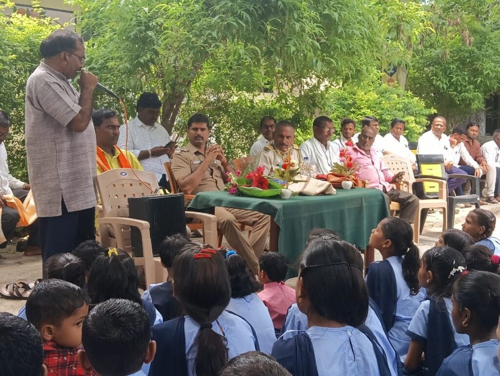मौजे कवाना येथे मनाठा पोलीस स्टेशन चे पोलीस निरीक्षक विलास चवळी यांनी साधला ग्रामवासि व विध्यार्थ्याशी साधला संवाद… 2 img 20250807 wa00921963854639849180405