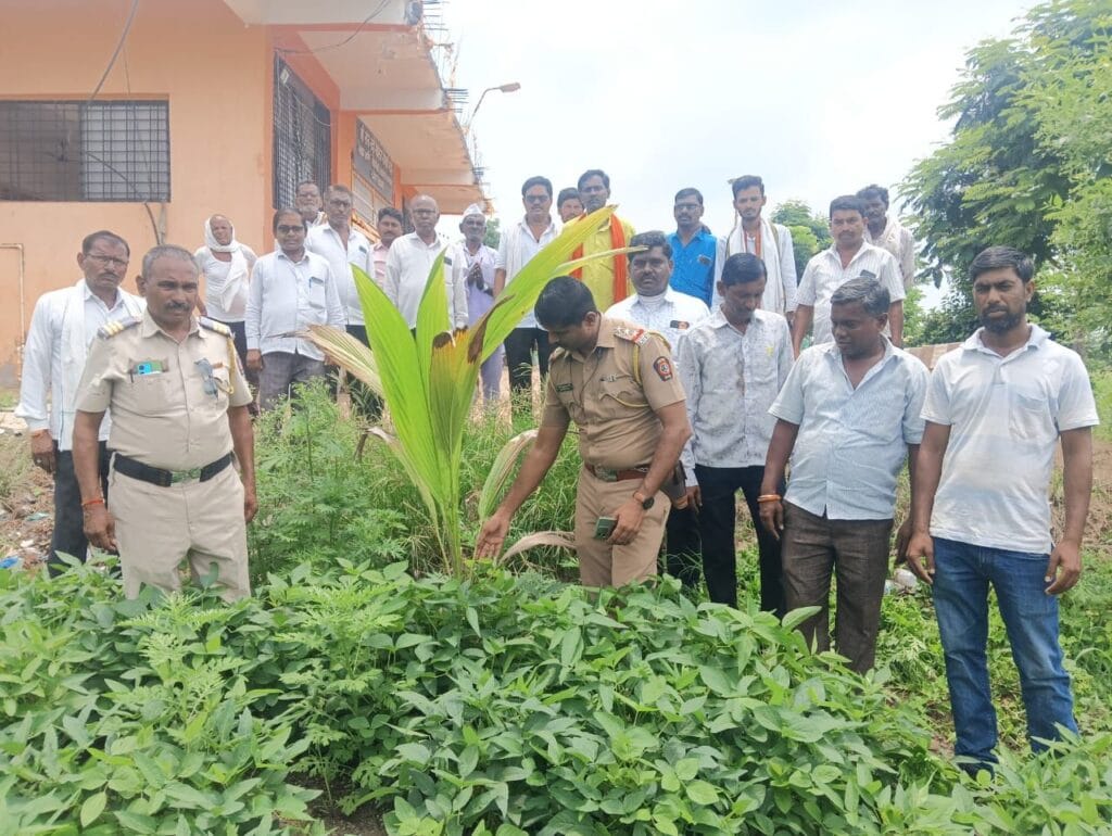 मौजे कवाना येथे मनाठा पोलीस स्टेशन चे पोलीस निरीक्षक विलास चवळी यांनी साधला ग्रामवासि व विध्यार्थ्याशी साधला संवाद… 4 img 20250807 wa0093316939187496776127