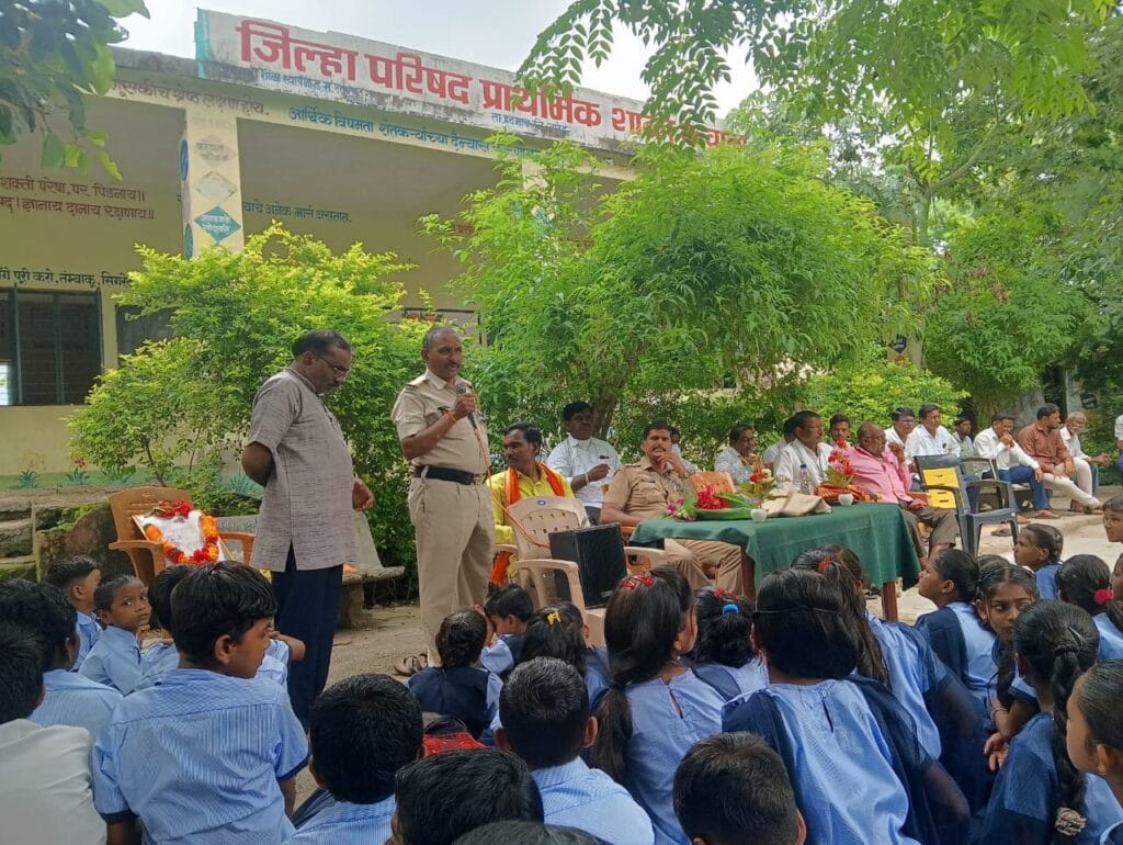 मौजे कवाना येथे मनाठा पोलीस स्टेशन चे पोलीस निरीक्षक विलास चवळी यांनी साधला ग्रामवासि व विध्यार्थ्याशी साधला संवाद… 3 img 20250807 wa0105977024154402307295