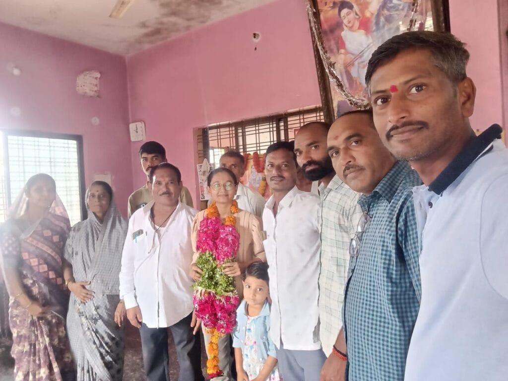 शेतकऱ्याची लेक हर्षदाची जिद्द लागली पनाला!अहमदनगरमध्ये एमबीबीएस पर्यंतचा प्रवास 3 img 20250820 wa03042833585653249686291