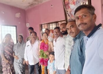 शेतकऱ्याची लेक हर्षदाची जिद्द लागली पनाला!अहमदनगरमध्ये एमबीबीएस पर्यंतचा प्रवास 8 img 20250820 wa03042833585653249686291