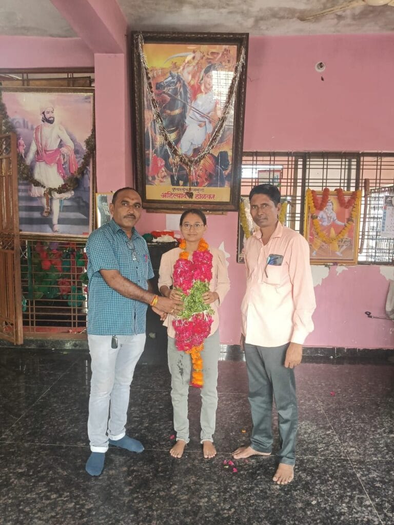 शेतकऱ्याची लेक हर्षदाची जिद्द लागली पनाला!अहमदनगरमध्ये एमबीबीएस पर्यंतचा प्रवास 2 img 20250820 wa03069205603508838753049