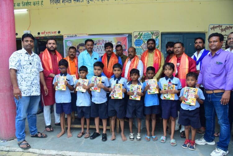 जंगमवाडी येथील मनपा शाळेत शालेय साहित्य वाटप 1 image editor output image 1217114535 1757594872368
