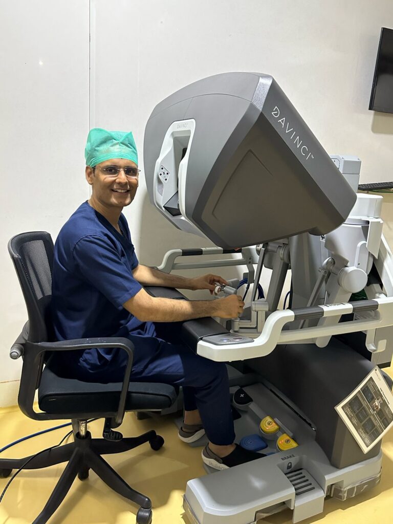 सर्जिकल ऑनकॉलाजिस्ट (कर्करोग तज्ञ) डॉ. सचिन मर्दा यांच्या प्रयत्नांना यश : थायमोमा आणि गुदव्दार कॅन्सर या दुर्मिळ कर्करोगावर उपचार 2 img 20250913 wa00028424629448970966244