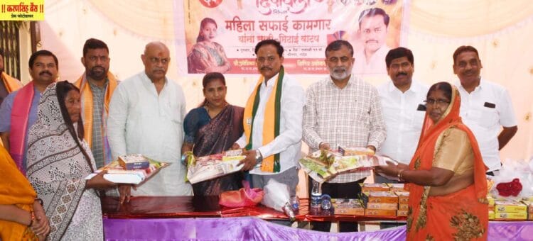 क्षितिज जाधव यांच्या वतीने महिला सफाई कामगारांना साडी- मिठाई वाटप 1 image editor output image 191809272 1761306194188