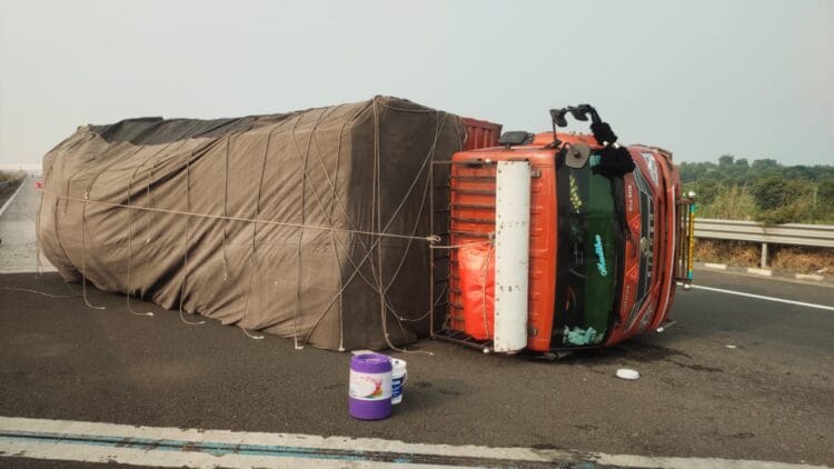 नागपूरच्या दिशेने जाणारा ट्रकचा समृद्धी महामार्गावर अपघात फर्दापूर जवळ ट्रक उलटला यात यात ट्रक चालक किरकोळ जखमी 1 image editor output image776560002 1760888071976