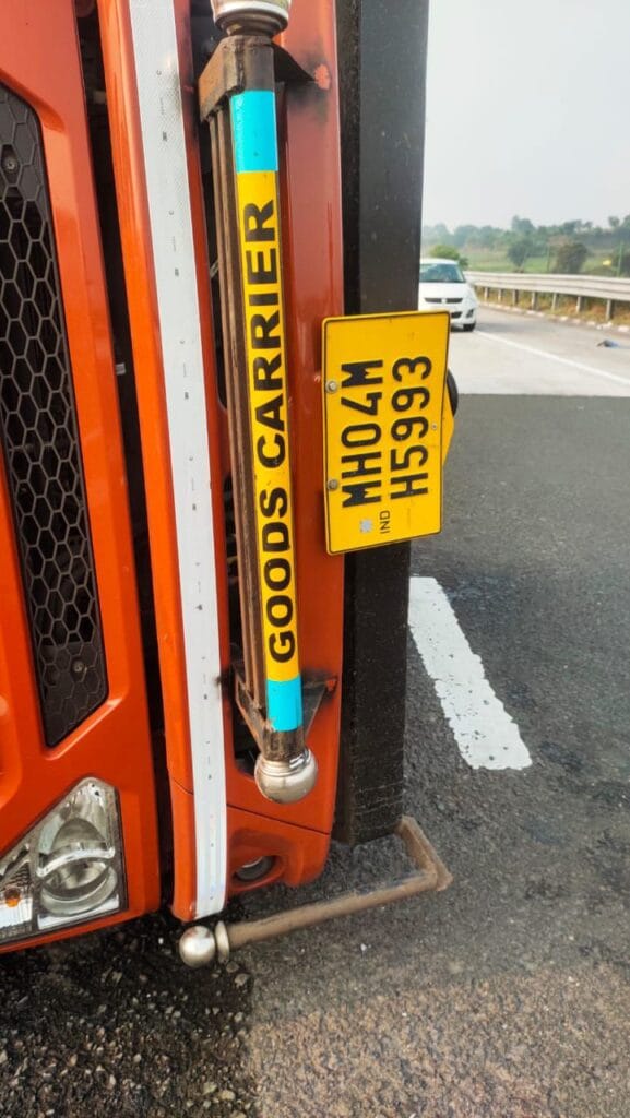 नागपूरच्या दिशेने जाणारा ट्रकचा समृद्धी महामार्गावर अपघात फर्दापूर जवळ ट्रक उलटला यात यात ट्रक चालक किरकोळ जखमी 2 img 20251019 wa00194737245774670161352