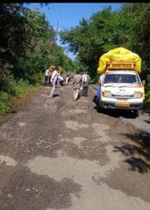 प्रशासनाच्या हलगर्जीपणामुळे मनाठा–विठ्ठलवाडी रस्ता ठप्प : नागरिक त्रस्त 2 img 20251004 1207214162401014805268071