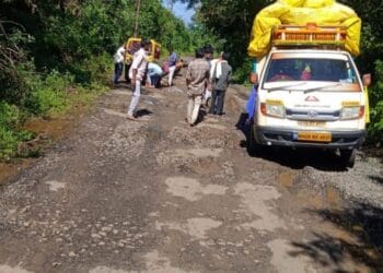 प्रशासनाच्या हलगर्जीपणामुळे मनाठा–विठ्ठलवाडी रस्ता ठप्प : नागरिक त्रस्त 5 img 20251004 1207214162401014805268071