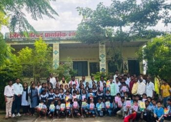 धम्मचकृ परिवर्तन दिनाचे औचित्य साधून युवा पॅथर च्या वतिने शालेय साहीत्य वाटप... 4 img 20251005 1244311990973090541132408