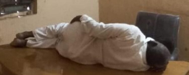 आधी आराम, मग काम! नायगावच्या सरकारी कार्यालयात कर्मचारी झोपले थेट साहेबांच्या टेबलावर 1 image editor output image 1211738657 1762188816699