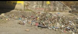 हिमायतनगर तालुक्यातील मौजे जवळगाव रेल्वे पुलाखालील दुर्गंधी हटविणार कोण...? 2 img 20251209 1259252662058861263959823