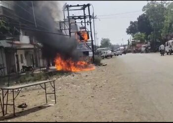 महावितरण अधिकाऱ्याच्या दुर्लक्षामुळे जानेफळ येथील रोहित्र अग्नीच्या विळाख्यात. 15 image editor output image 663345551 1772088599085